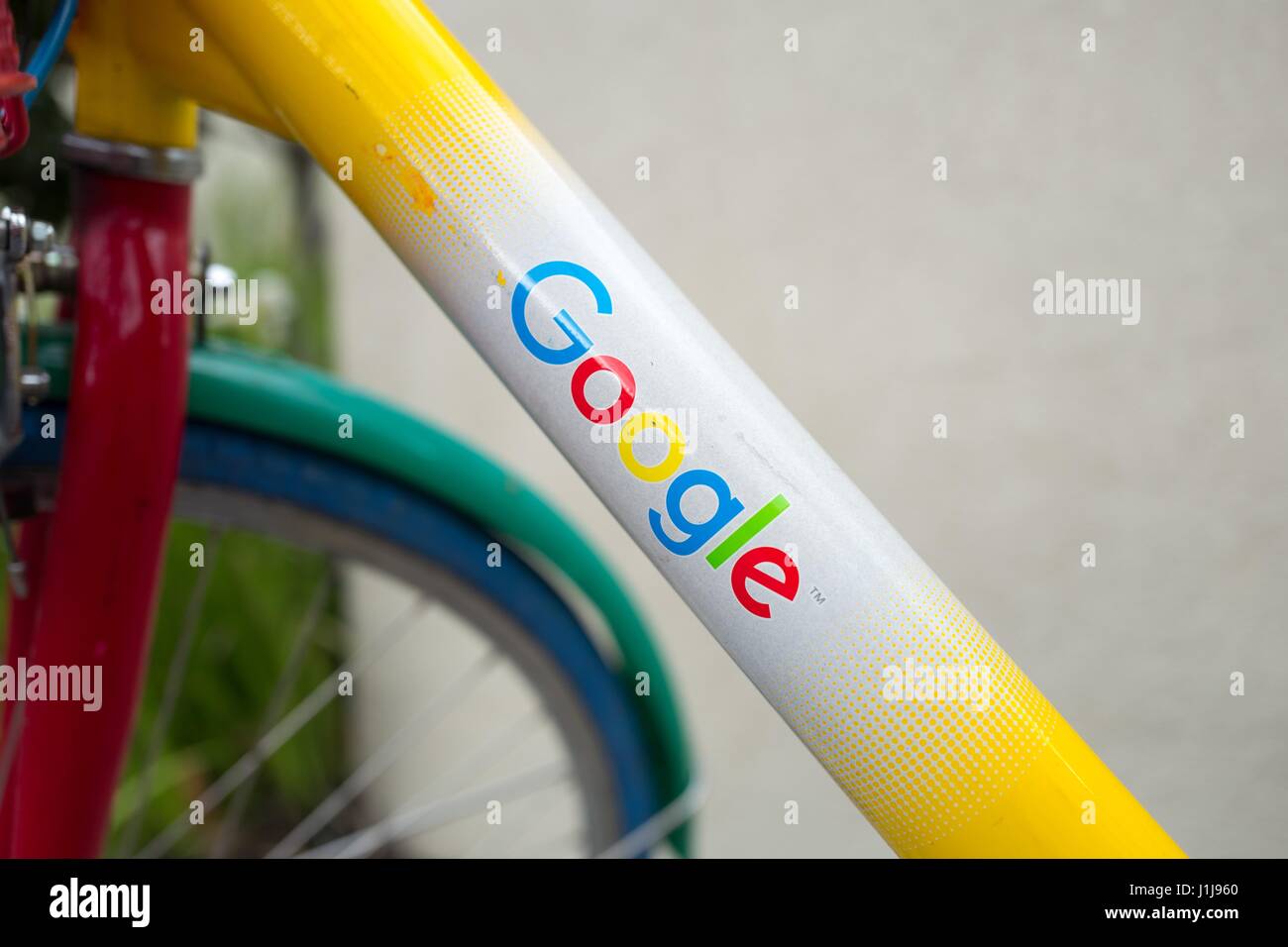 Logo für Google Inc auf einem Gestell aus dem Google Fahrrad, in der Nähe der Googleplex, das Silicon Valley-Hauptquartier der Suchmaschine und Technologie-Unternehmen Google Inc., Mountain View, Kalifornien, 7. April 2017. Stockfoto