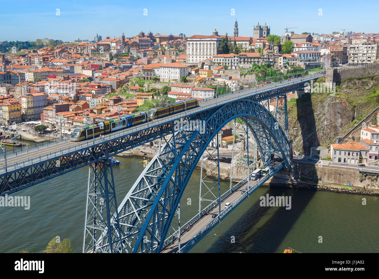 Brücke Porto Portugal, Blick auf eine U-Bahn auf der oberen Ebene der Brücke  Dom Luis, die den Fluss Douro überquert, Zentrum von Porto (Porto),  Portugal Stockfotografie - Alamy