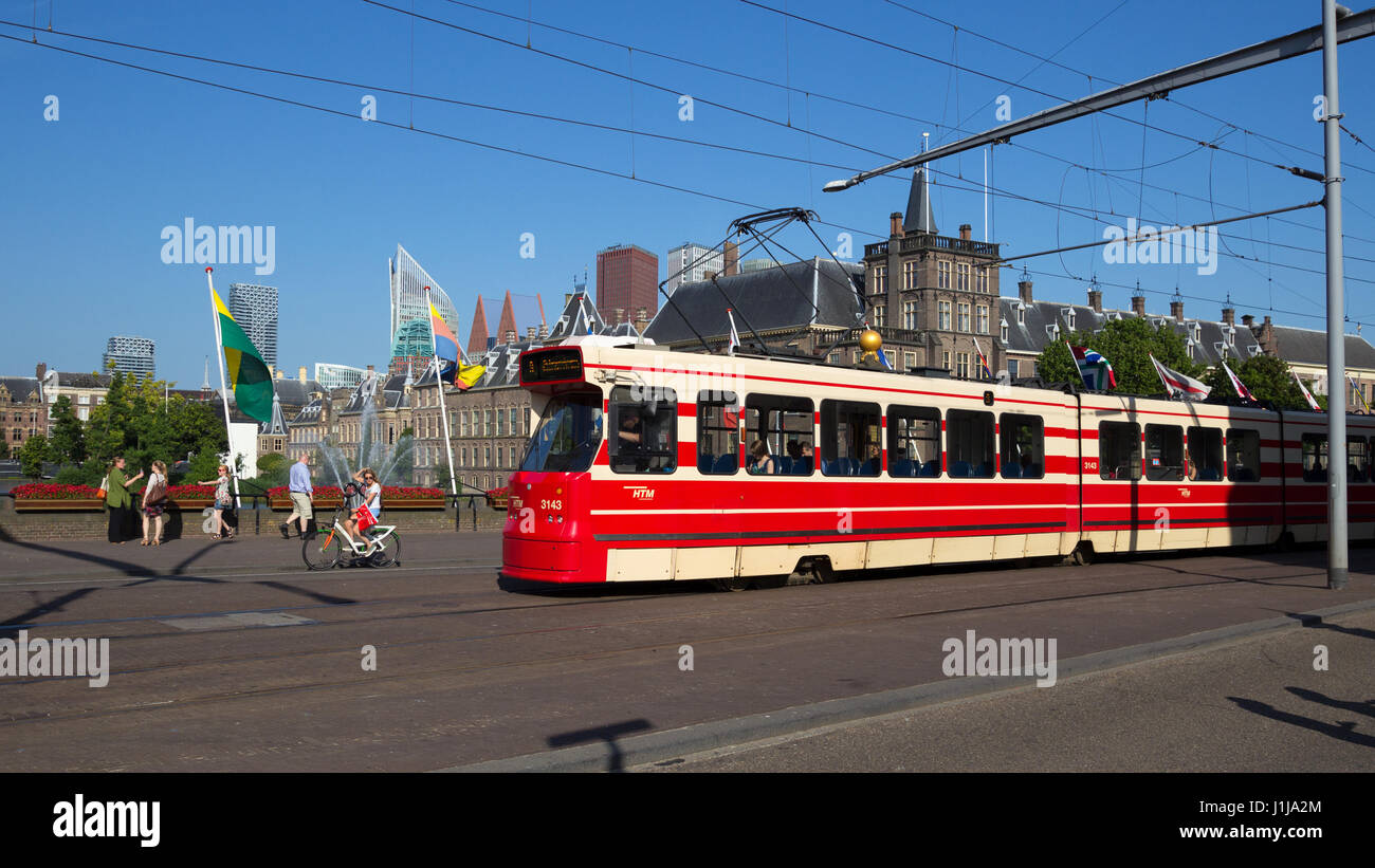 DEN Haag, Niederlande - 18. Juli 2013: Straßenbahn vor dem niederländischen Parlament in den Haag, Niederlande. Stockfoto