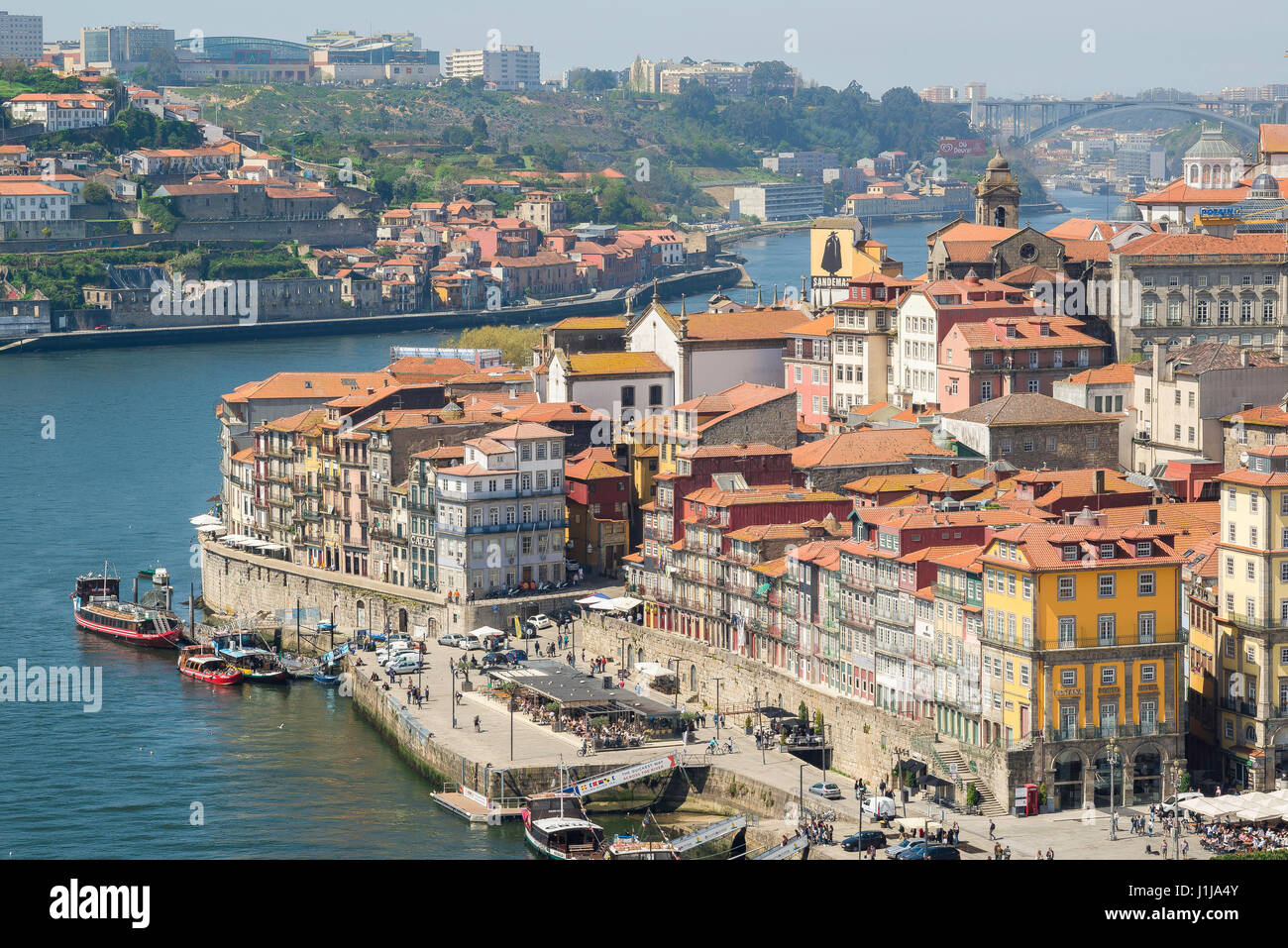 Ribeira Porto Portugal, Blick auf die historische Stadt am Wasser Altbauten des Stadtteils Ribeira entlang dem Douro-Fluss im Zentrum von Porto. Stockfoto