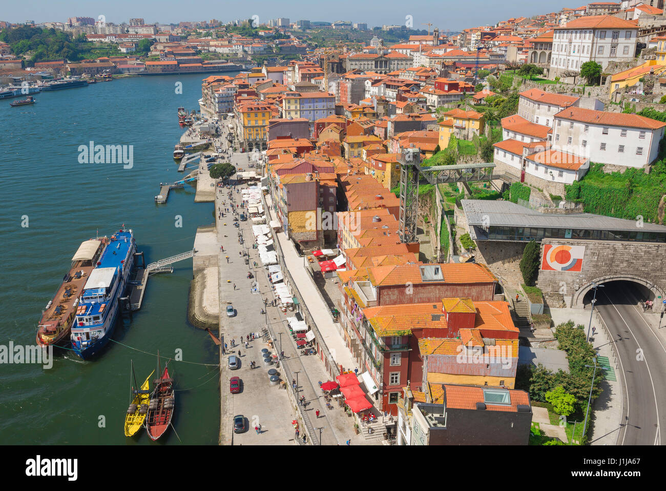 Porto Portugal Waterfront, Blick auf die historische Uferpromenade der Altstadt Ribeira am Douro Fluss im Zentrum von Porto. Stockfoto