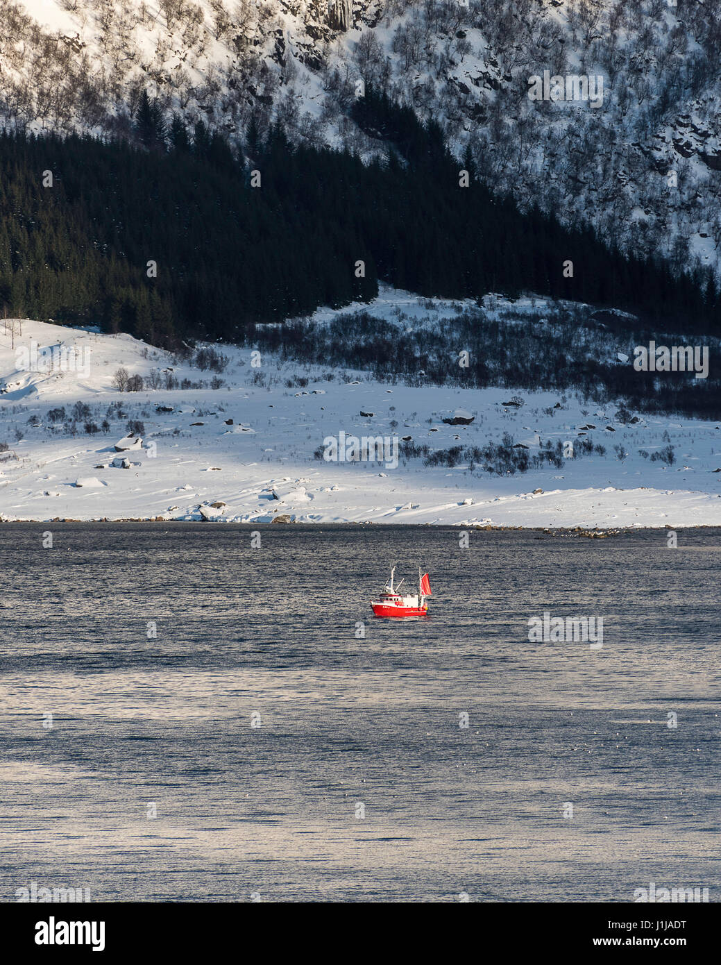 REC-Fischerboot in der Nähe von Sildpollnes Kirche auf Austvagoya, Lofoten Inseln, Norwegen Stockfoto
