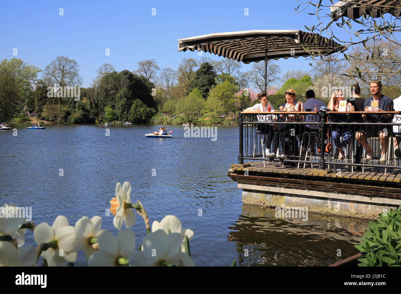 Lakeside Pavillon Cafe Crown Gate East, am West-See, im Victoria Park, London E3 Stockfoto