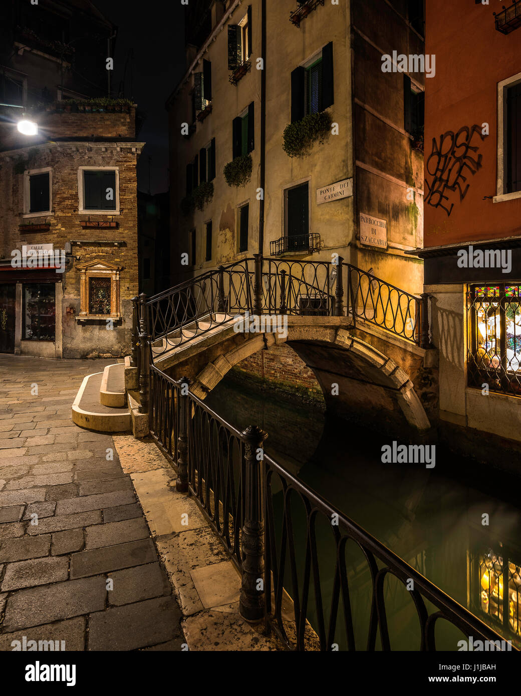 Langzeitbelichtung bei Nacht auf einen venezianischen Kanal mit Brücke und Gebäude, Venedig, Italien Stockfoto