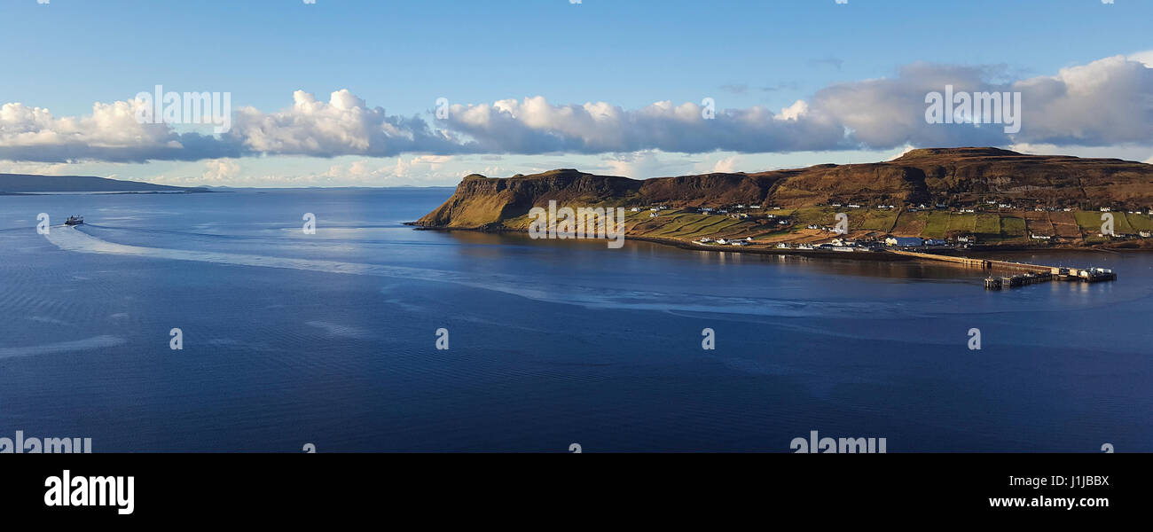 Panorama von Uig Bay mit einem Insel-Fähre verlassen den Hafen von Uig, Isle Of Skye, Schottland Stockfoto