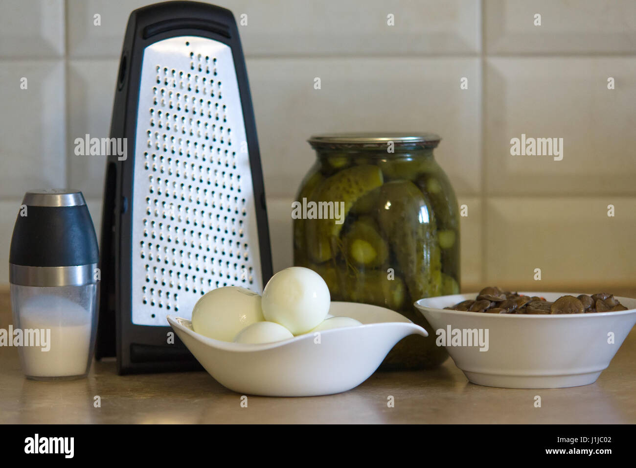 Wir setzen auf die Zutaten für die Herstellung von Salat Stockfoto