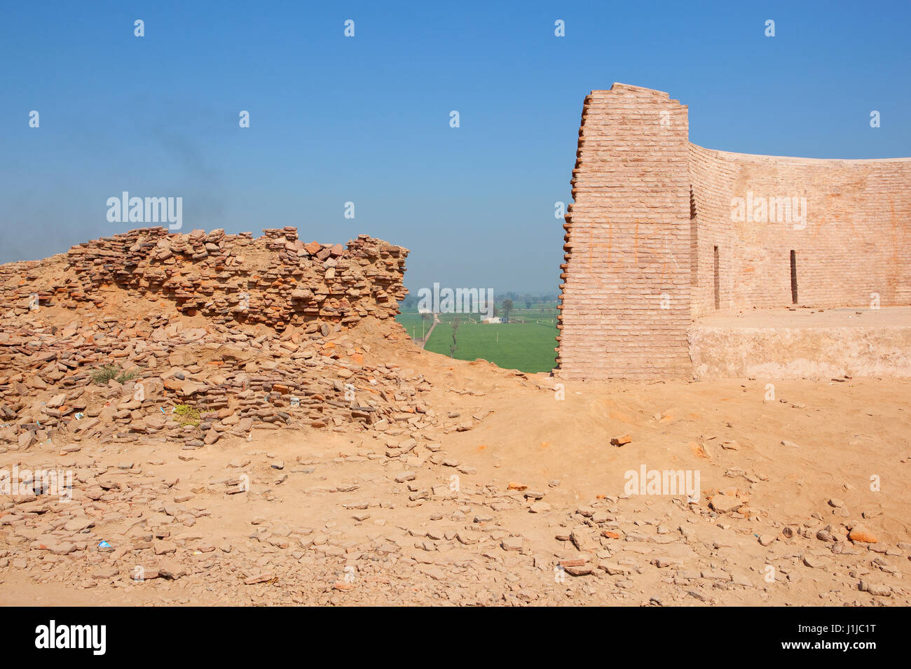 Restaurierungsarbeiten an der historischen Stätte von Bhatner Fort Hanumangarh Rajasthan Indien mit Blick auf die Landschaft unter einem strahlend blauen Himmel Stockfoto