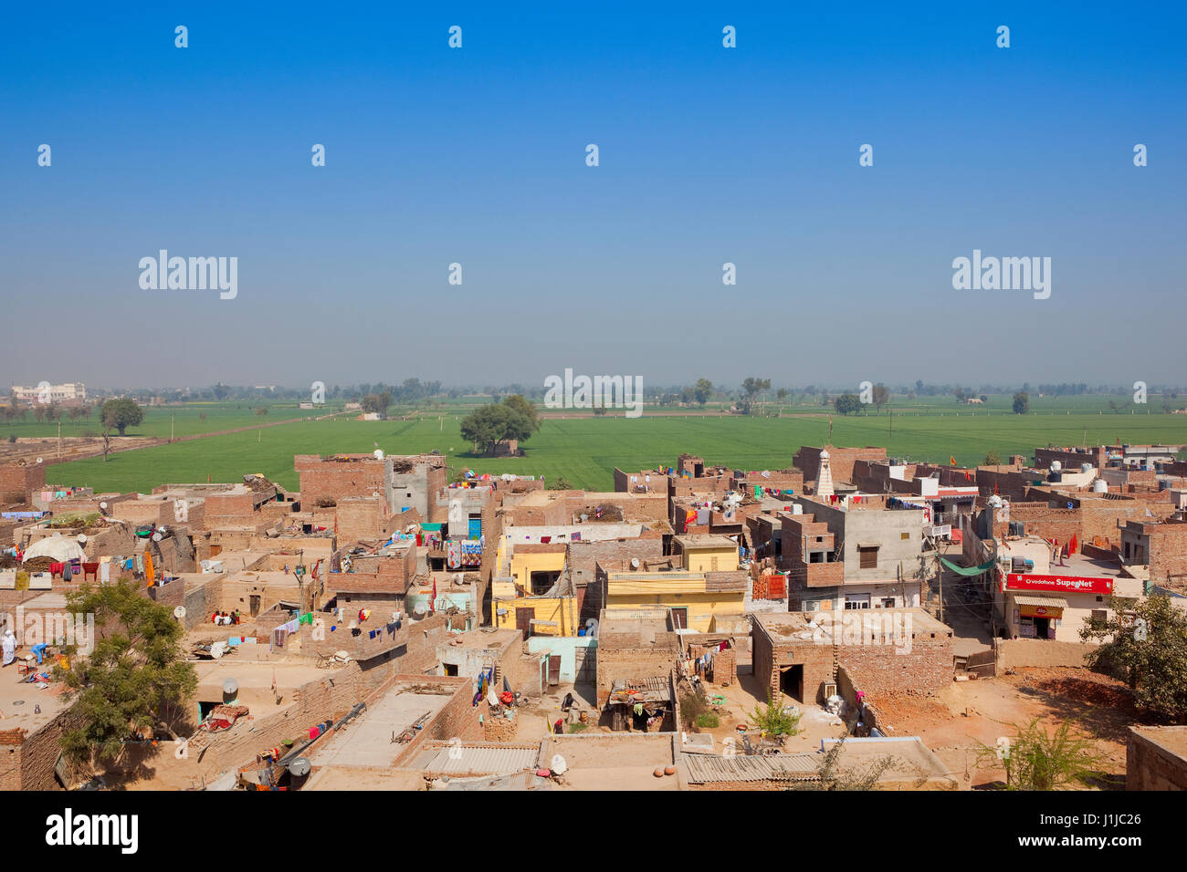 Leben am Rande der Hanumangarh Stadt mit der umgebenden Landschaft von Bhatner Fort Rajasthan unter einem strahlend blauen Himmel gesehen Stockfoto