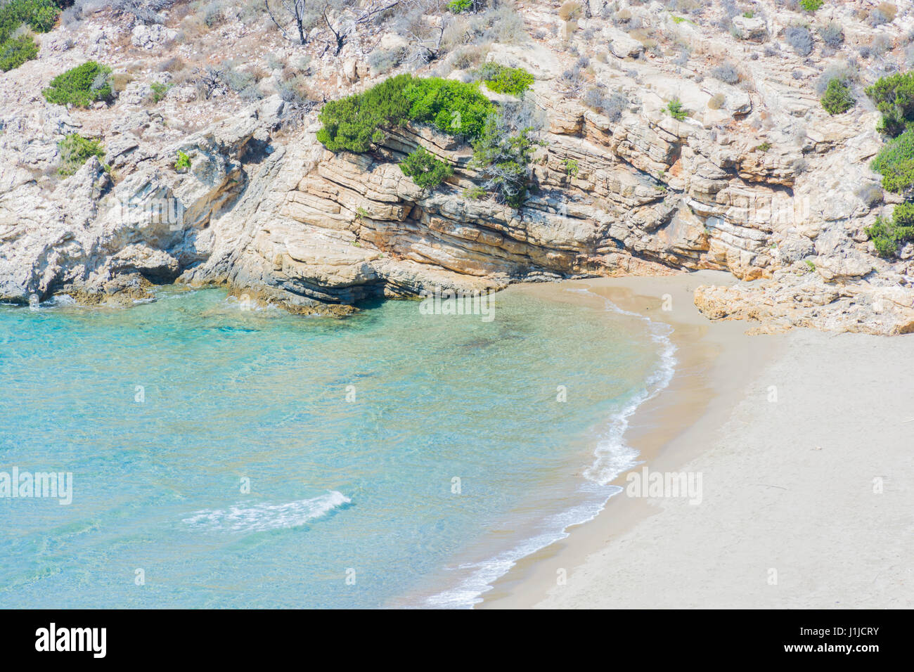 Strand menschenleer isoliert. Mit dem ruhigen Meer genießen Sie Ruhe und Entspannung und Sie können so gut tun, Nudismus und Naturismus. Stockfoto