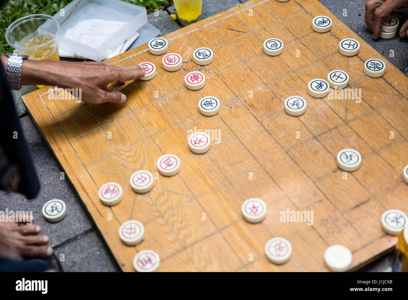 HO CHI MINH, VIETNAM - 22. Februar 2017: Unbekannter Mann spielen traditionellen chinesischen Schach auf Bürgersteig Ho Chi Minh in Vietnam. Es ist eines der wichtigsten Stockfoto