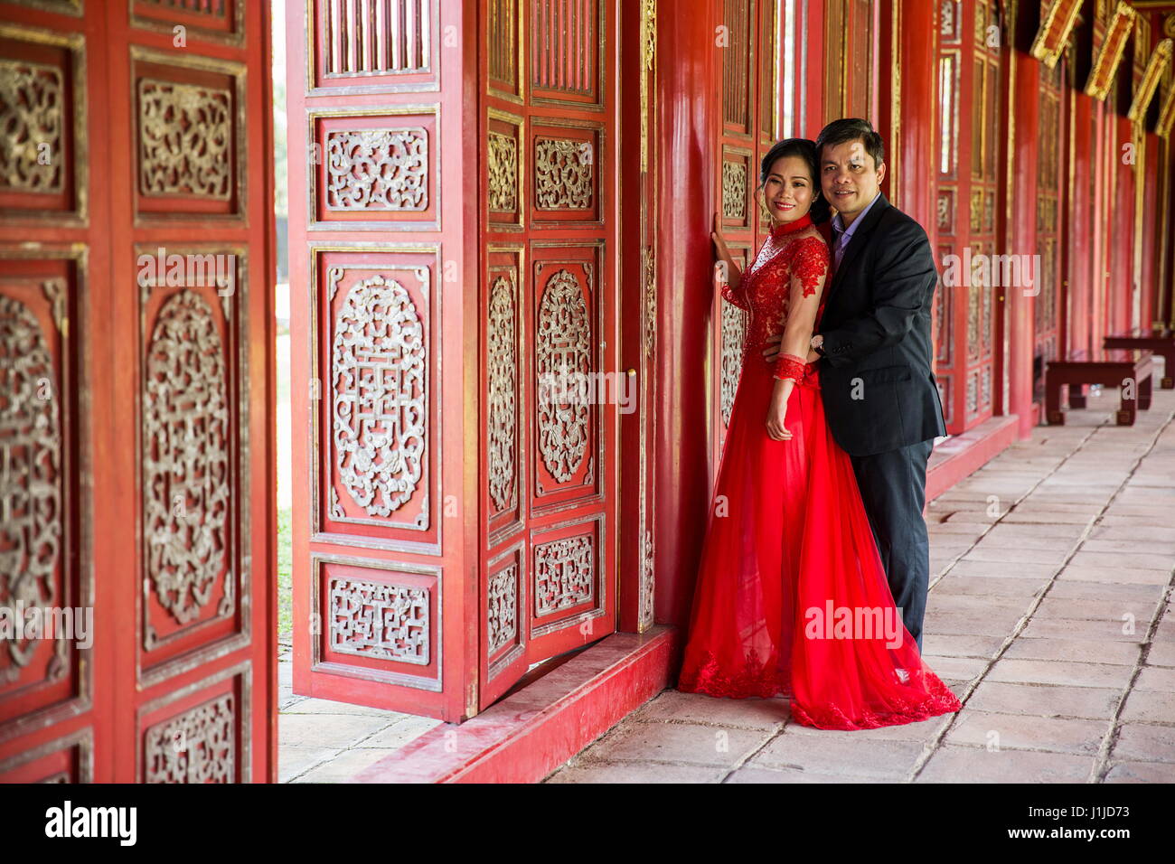 HUE, VIETNAM - 19. Februar 2017: Unidentified Hochzeitspaar im königlichen Palast in Hue, Vietnam. Traditionelle vietnamesische Hochzeit ist eines der meisten impor Stockfoto