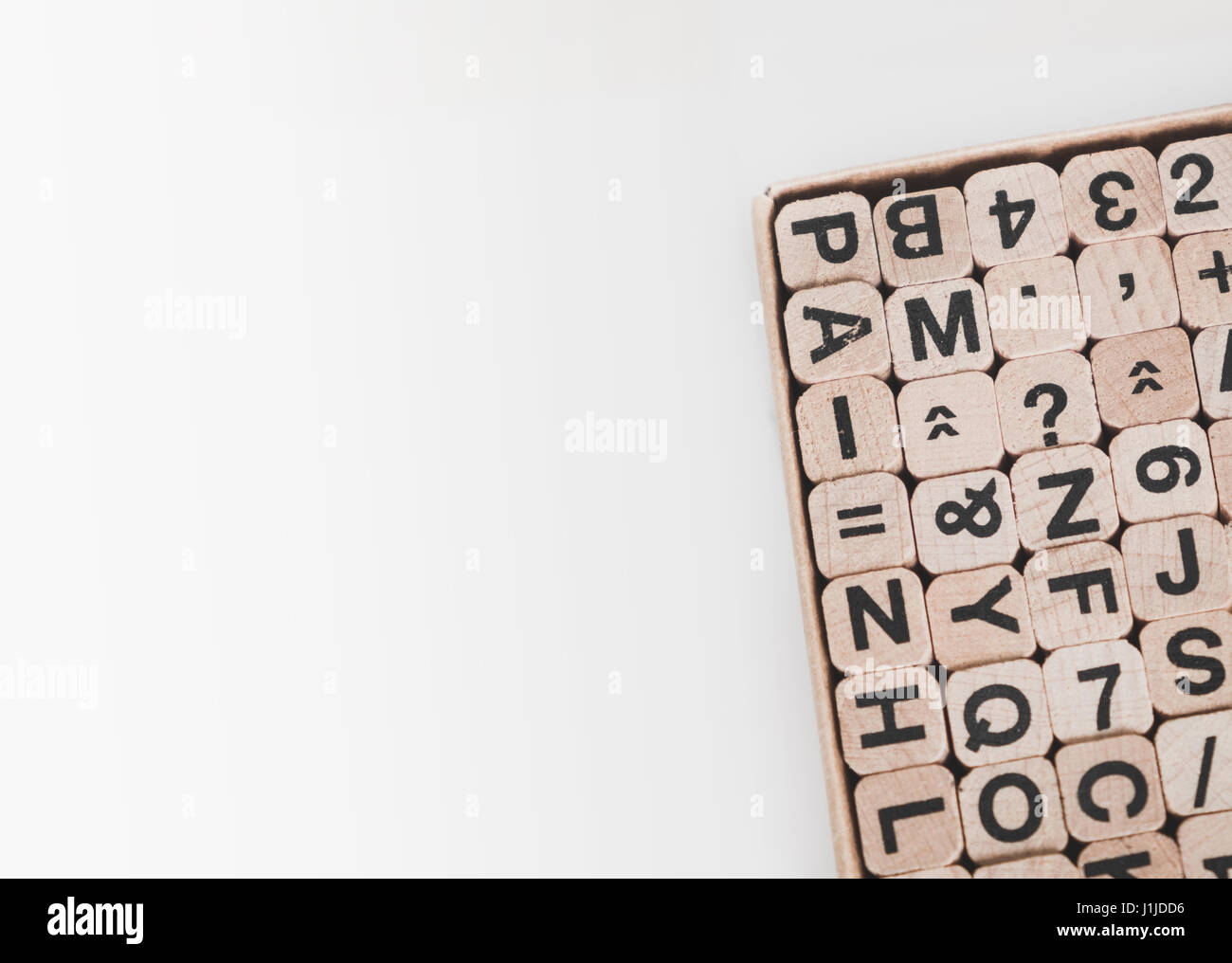 Buchstaben und Zahlen auf hölzerne Würfel - Kommunikations-Konzept Stockfoto