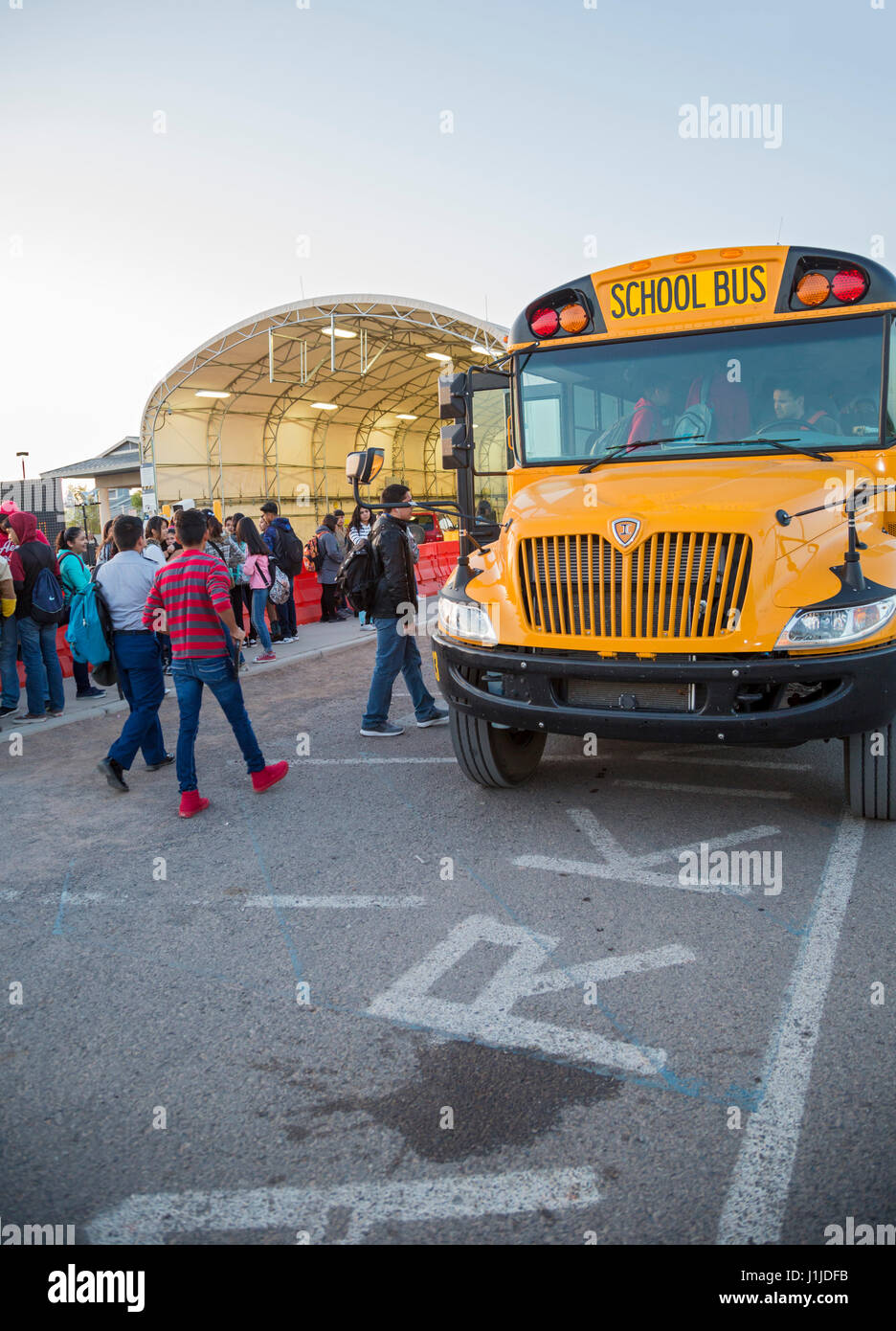 Columbus, New Mexico - Hunderte von Kindern aus der Grenze Stadt Palomas, Chihuahua überqueren nach New Mexico jeden Morgen und Board Schulbusse zu einem Stockfoto