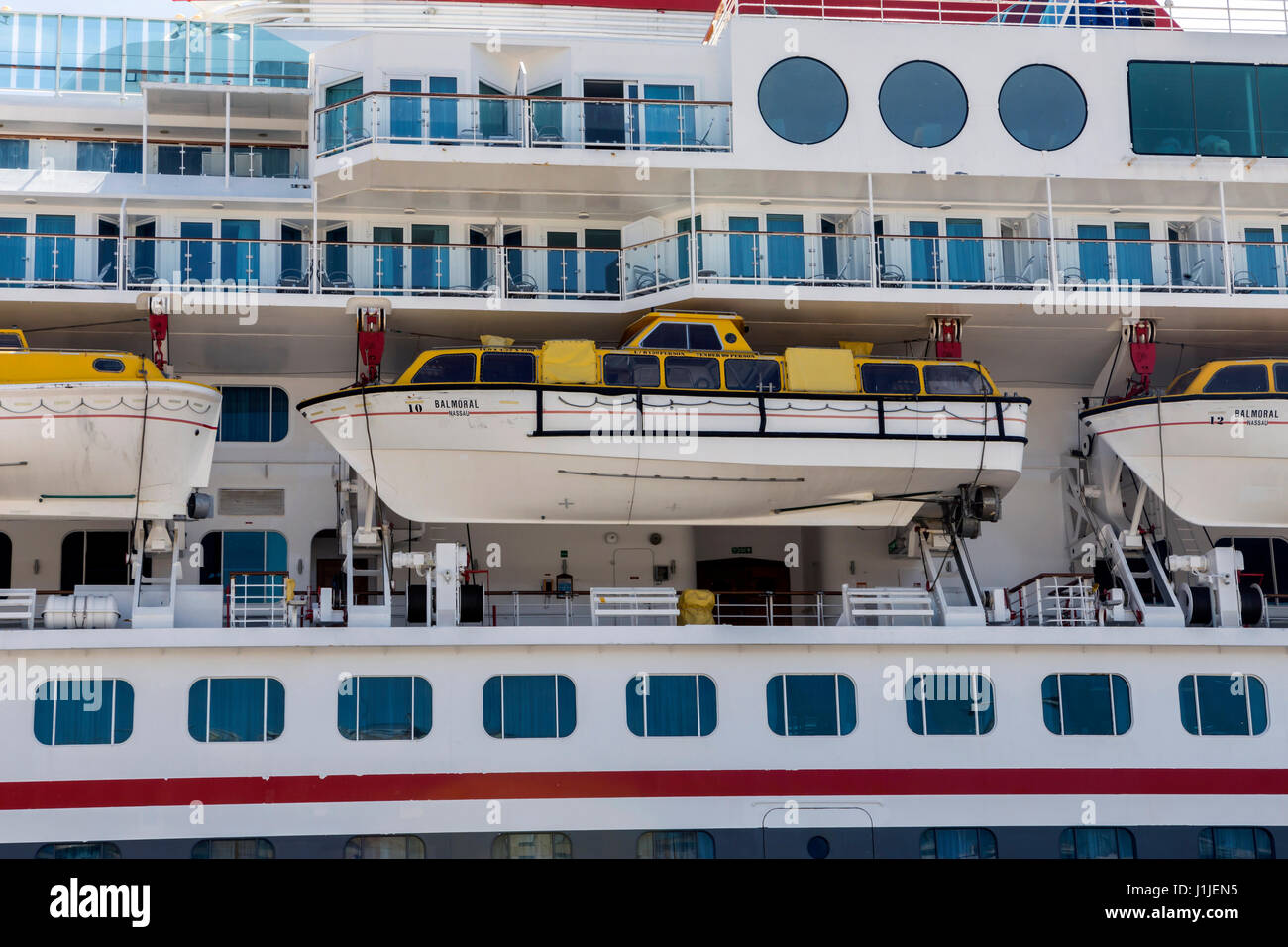 Blick auf cruise Line Schiff Balkonkabine und Rettungsboote, Cádiz, Andalusien, Spanien Stockfoto