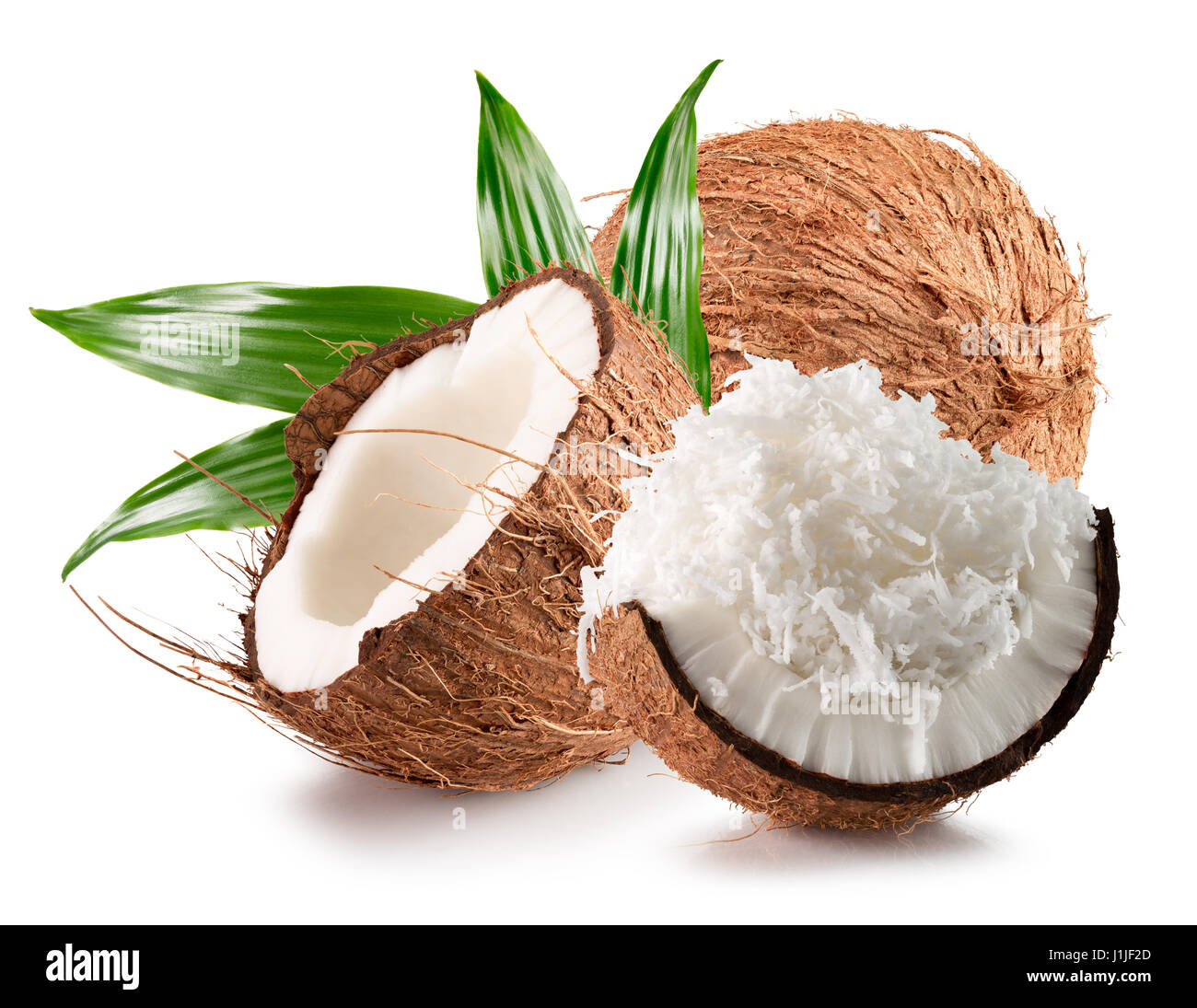 Kokosnüsse mit Kokosflocken isoliert auf einem weißen Hintergrund. Stockfoto