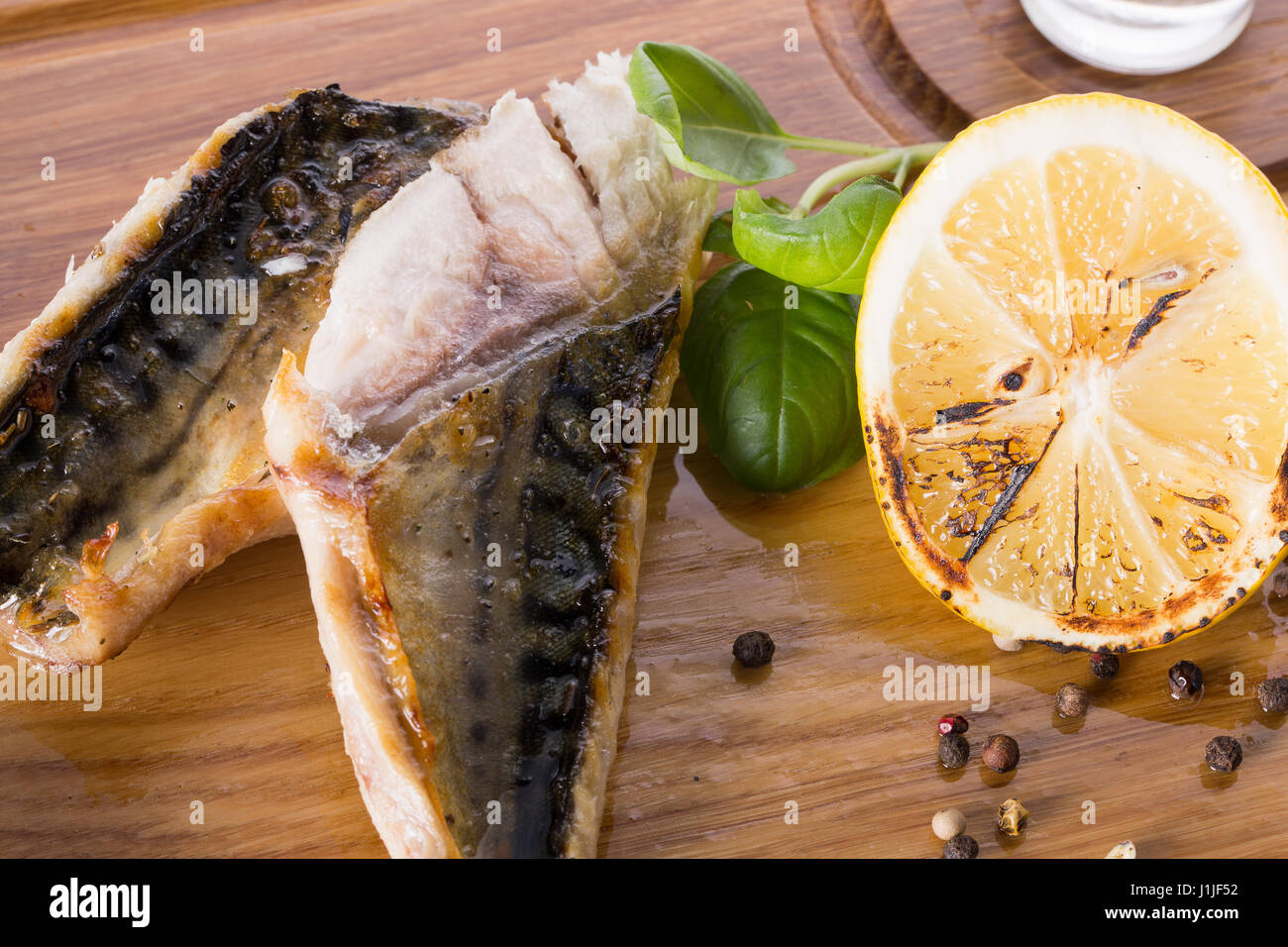 Gegrillte Makrele auf hölzernen Hintergrund. Stockfoto