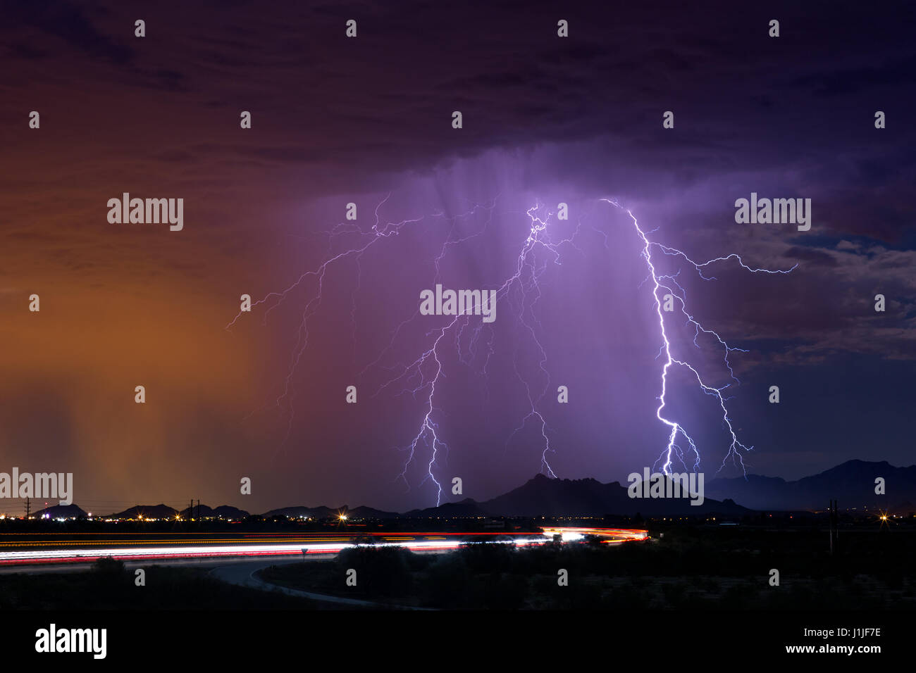 Monsun-Gewitter und Blitzschlag mit Regen in Tucson, Arizona Stockfoto