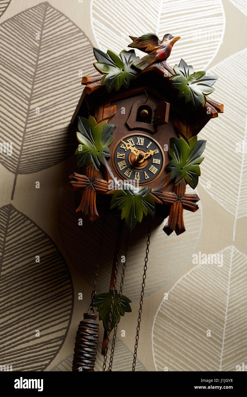 Wooden cuckoo clock -Fotos und -Bildmaterial in hoher Auflösung – Alamy