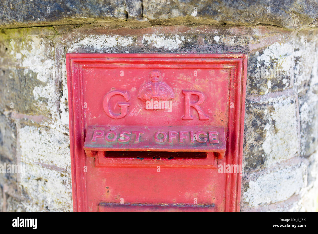 alte rot GR-Briefkasten in England Stockfoto