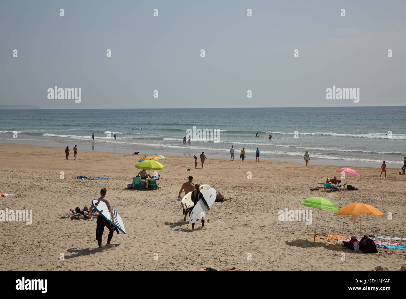 Surfer am Strand von Cascais, Wandern in der Nähe von Lissabon, Portugal. Stockfoto