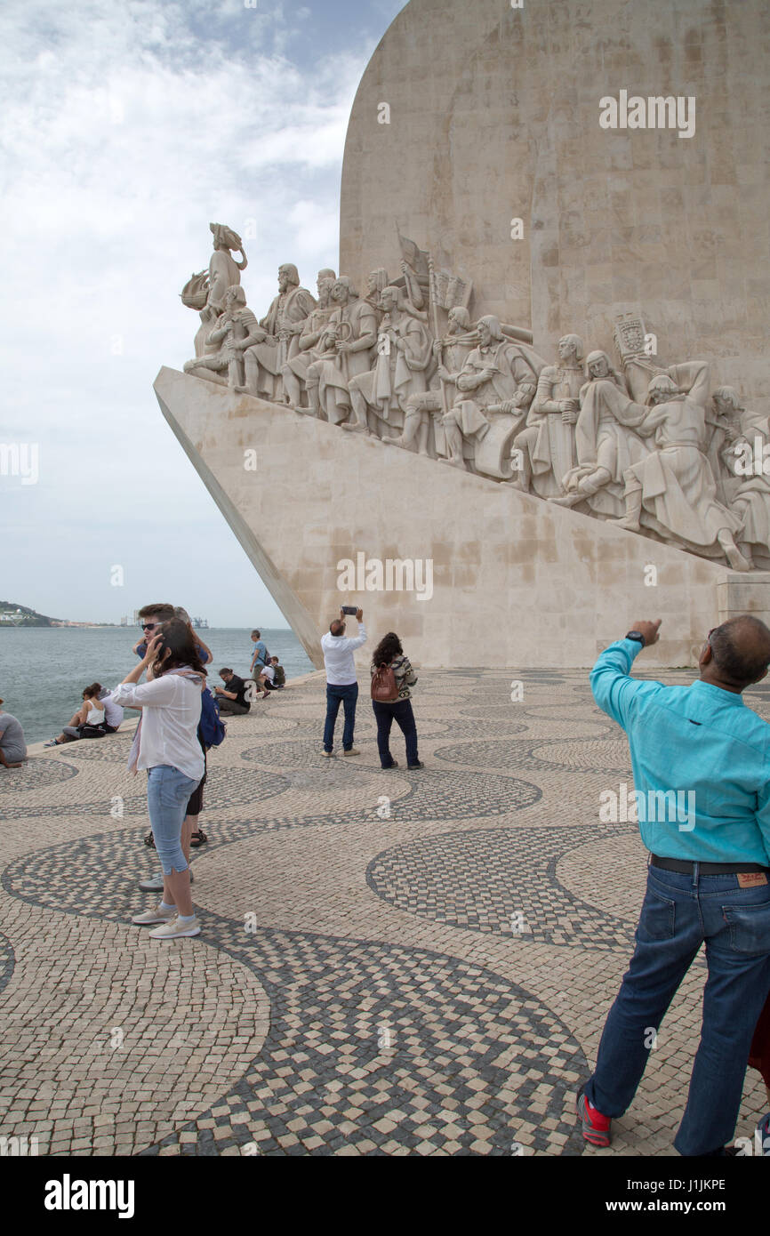 Menschen, die das Denkmal der Entdeckungen in Lissabon, Portugal zu fotografieren. Stockfoto