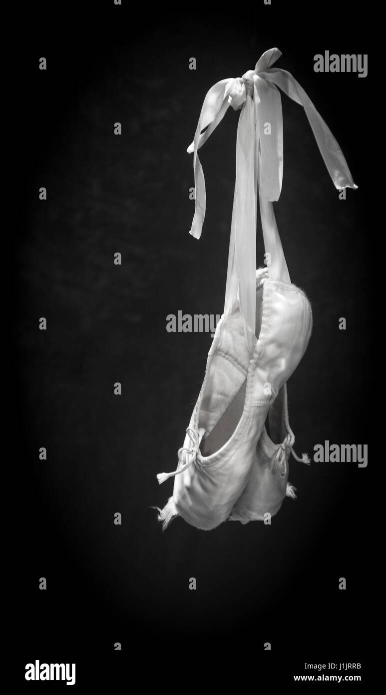 Ausgefranste Pointe Ballettschuhe unter Wasser Stockfoto