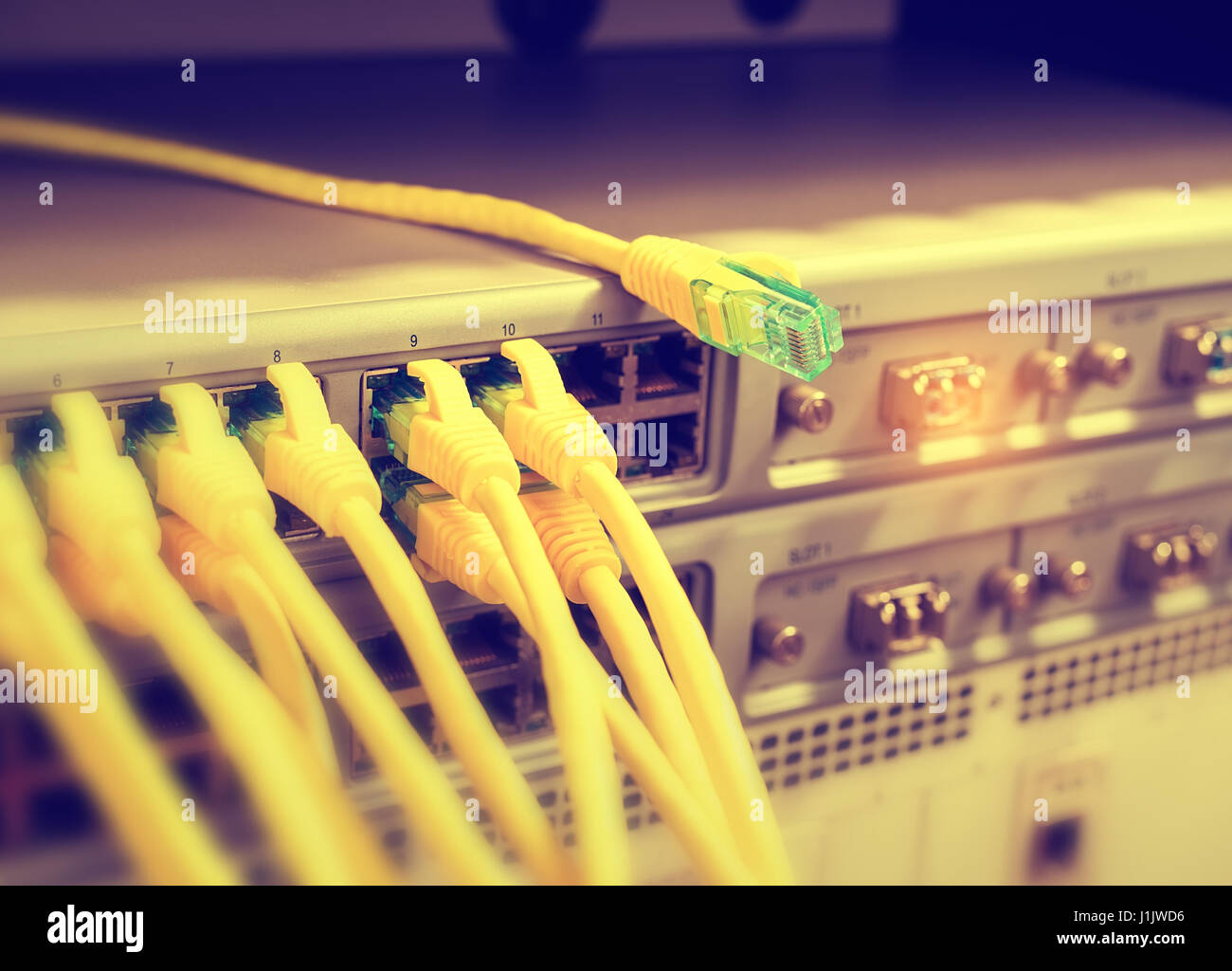 Netzwerk-Panel, Schalter und Kabel im Data center Stockfoto
