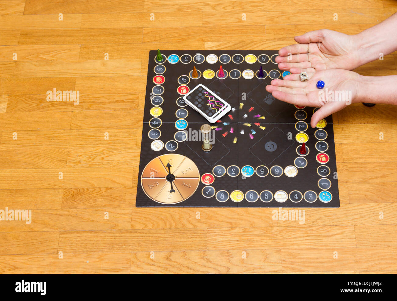 Brettspiel. Hand mit blauen Würfel. Kasino Stockfotografie - Alamy