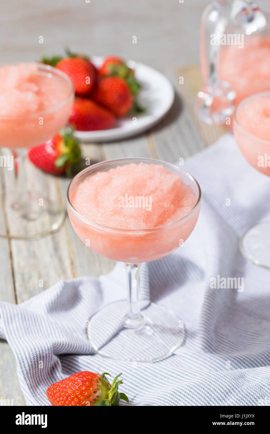 Kalte erfrischende gefrorenen Frosé Rosé Wein Cocktail im Sommer Stockfoto