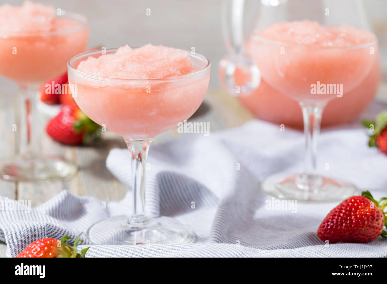 Kalte erfrischende gefrorenen Frosé Rosé Wein Cocktail im Sommer Stockfoto