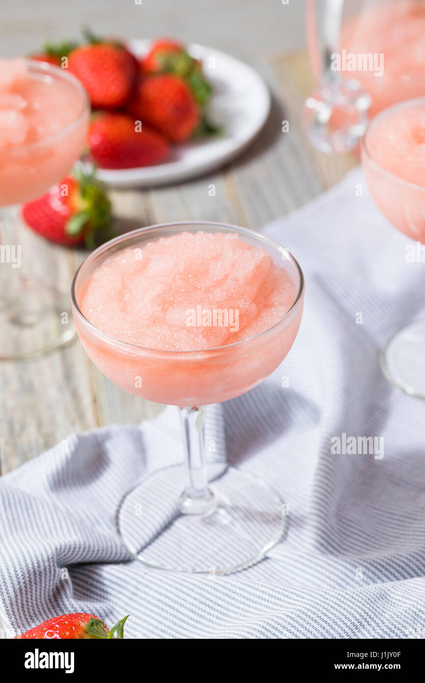Kalte erfrischende gefrorenen Frosé Rosé Wein Cocktail im Sommer Stockfoto
