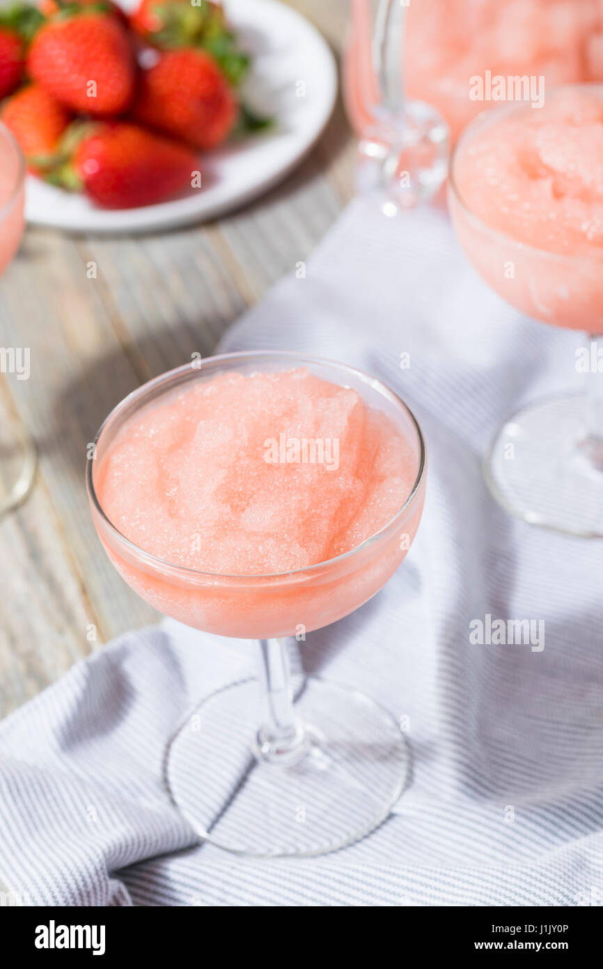 Kalte erfrischende gefrorenen Frosé Rosé Wein Cocktail im Sommer Stockfoto