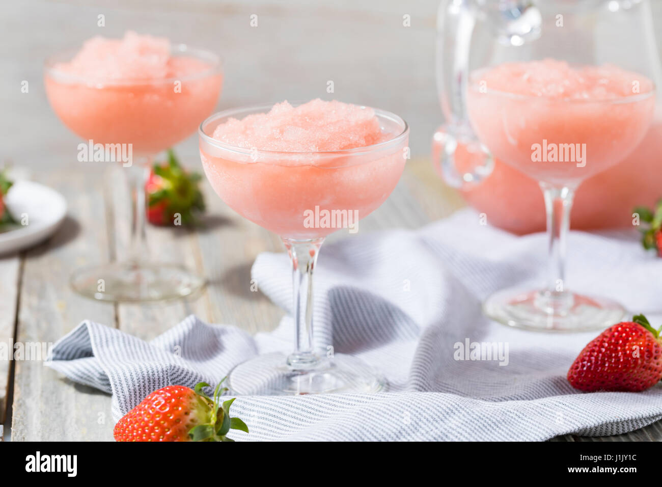 Kalte erfrischende gefrorenen Frosé Rosé Wein Cocktail im Sommer Stockfoto