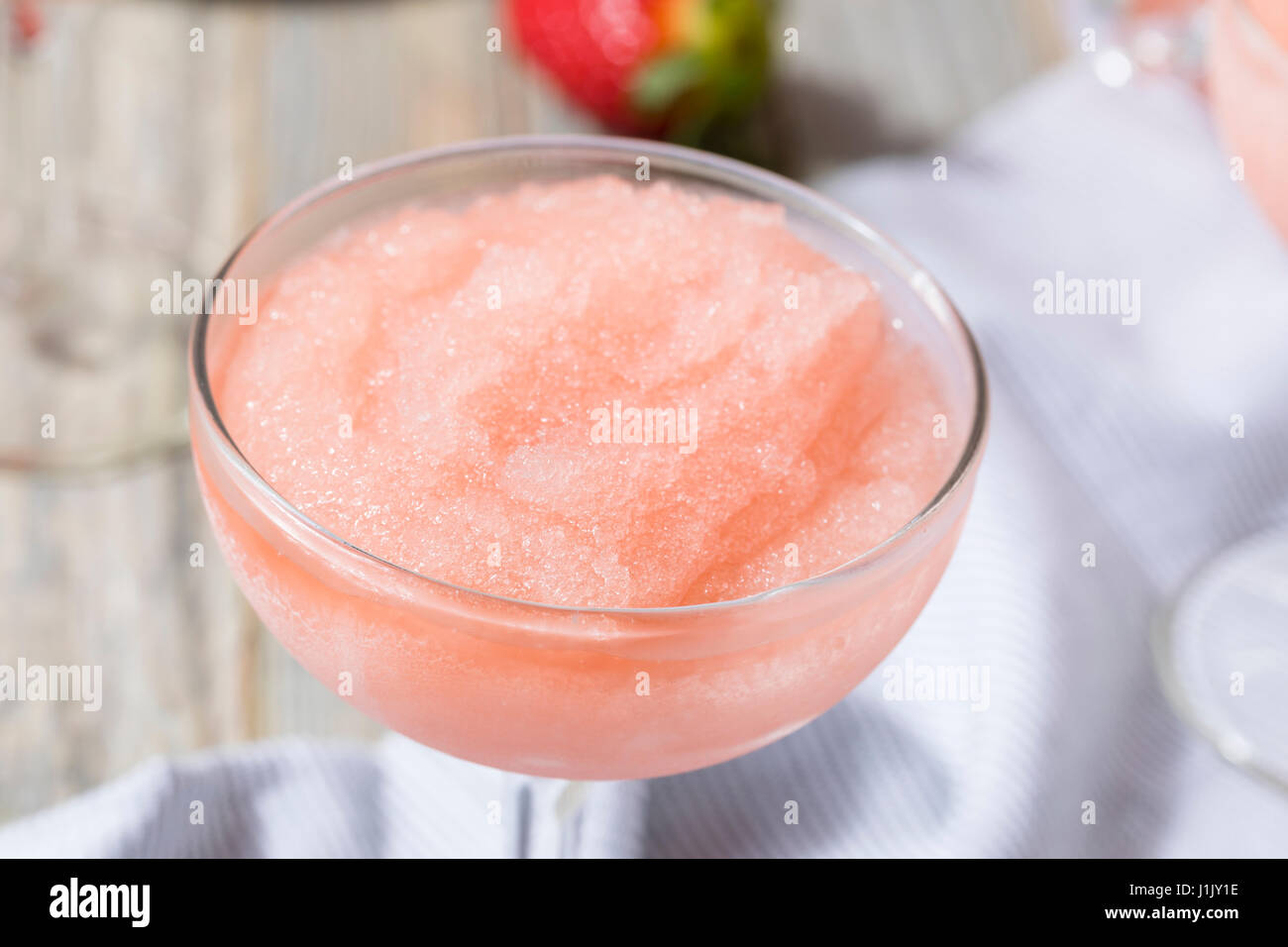 Kalte erfrischende gefrorenen Frosé Rosé Wein Cocktail im Sommer Stockfoto