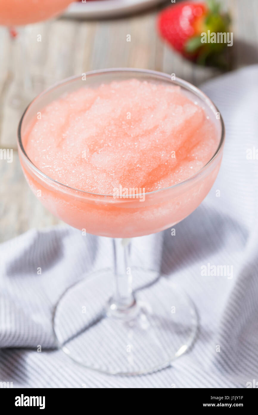 Kalte erfrischende gefrorenen Frosé Rosé Wein Cocktail im Sommer Stockfoto