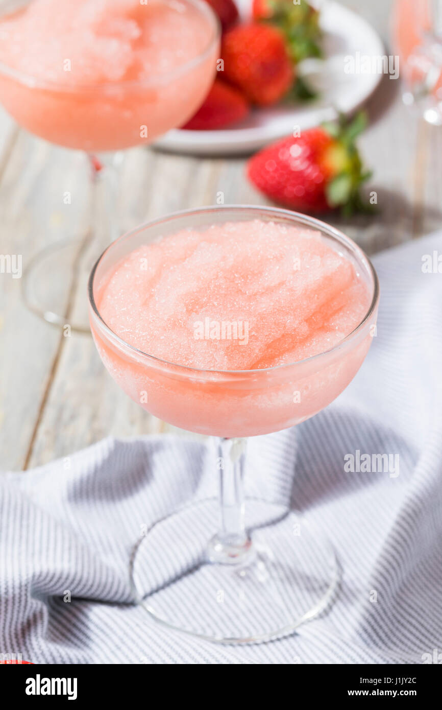 Kalte erfrischende gefrorenen Frosé Rosé Wein Cocktail im Sommer Stockfoto