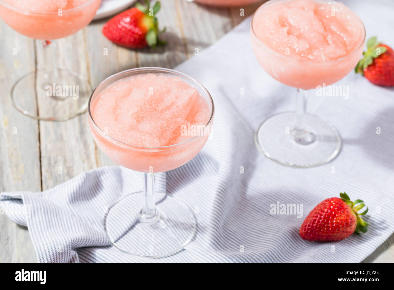 Kalte erfrischende gefrorenen Frosé Rosé Wein Cocktail im Sommer Stockfoto