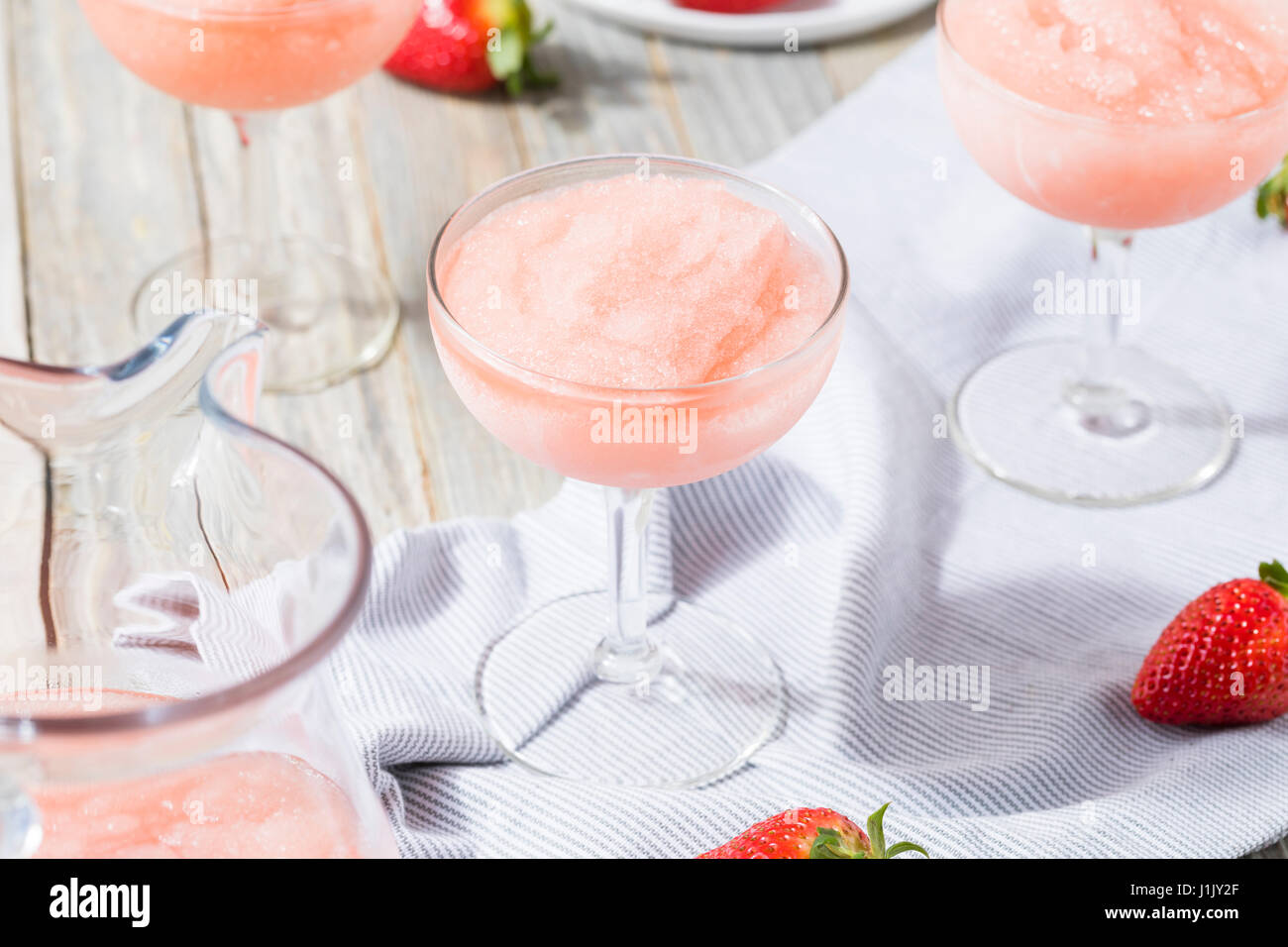 Kalte erfrischende gefrorenen Frosé Rosé Wein Cocktail im Sommer Stockfoto