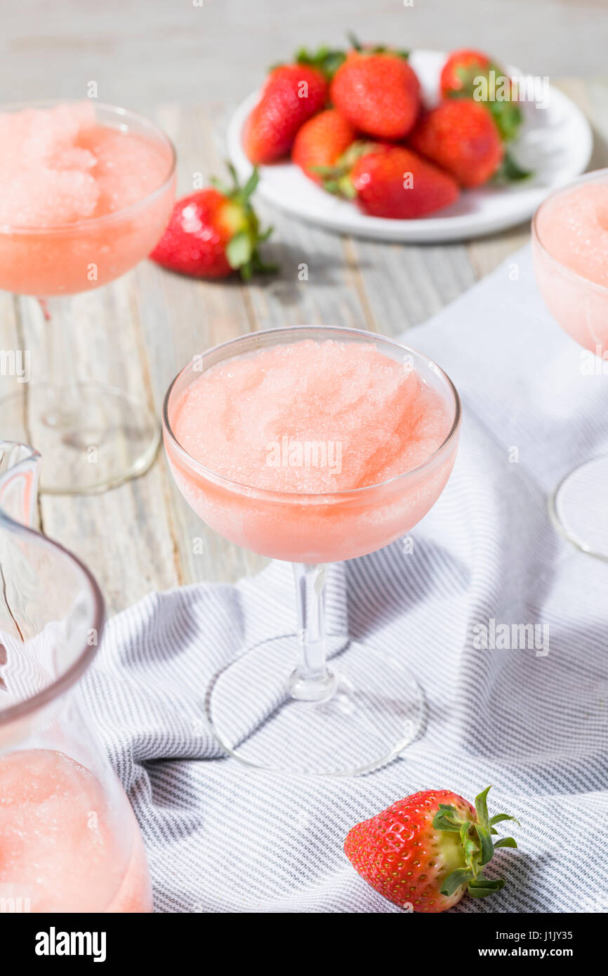 Kalte erfrischende gefrorenen Frosé Rosé Wein Cocktail im Sommer Stockfoto