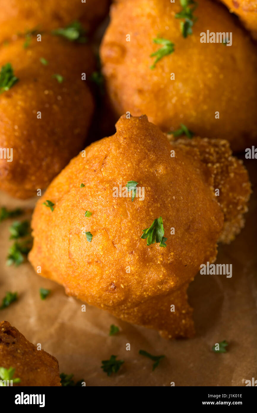 Hausgemachte frittierte Hush Puppy Corn Fritters Stockfoto