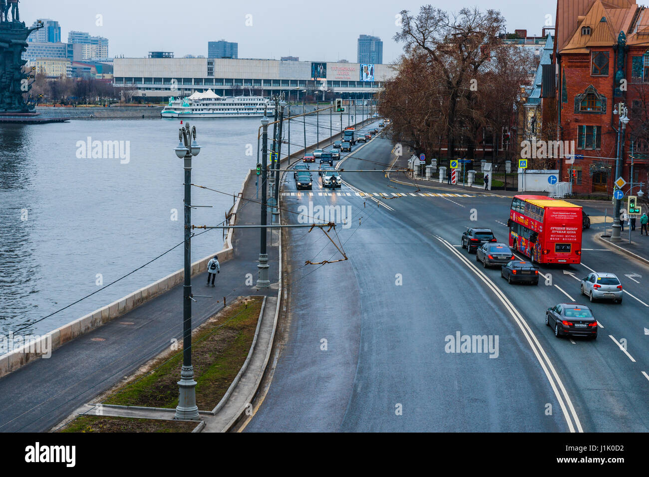 Moskau, 16. April 2017: Prechistenskaya Ufer der Moskwa-Fluss in Richtung Westen. Tretjakow-Galerie (Hintergrund, links). Der whi Stockfoto