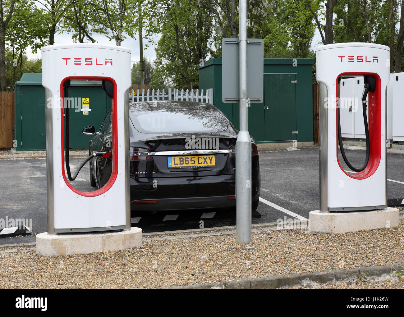 London, UK. 21. April 2017. Bild zeigt: Bild zeigt Tesla Model S Tesla-Modelle X und S bei Aufladung South Mimms Dienste auf der M25 in der Nähe von London. Bild von Gavin Rodgers/Pixel 8000 Ltd Credit: Gavin Rodgers/Alamy Live-Nachrichten Stockfoto