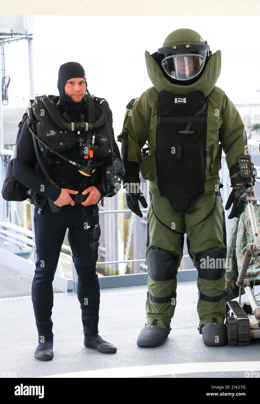 Kiel, Deutschland. 21. April 2017. Mine-Taucher (auf der rechten Seite mit einem EOD9-Bombe-Schutz-Anzug) der Einsatzflottille 1 (lt. Betrieb Flottille) stehen auf dem Deck der Alster Corvette auf dem Marinestützpunkt in Kiel, Deutschland, 21. April 2017. Deutsche Verteidigung-Minister von der Leyen besucht die Marinebasis in Kiel am Freitag und bekam einen Eindruck über die Aufgaben und Fähigkeiten der Einheiten der Einsatzflotille 1. Foto: Christian Charisius/Dpa/Alamy Live News Stockfoto