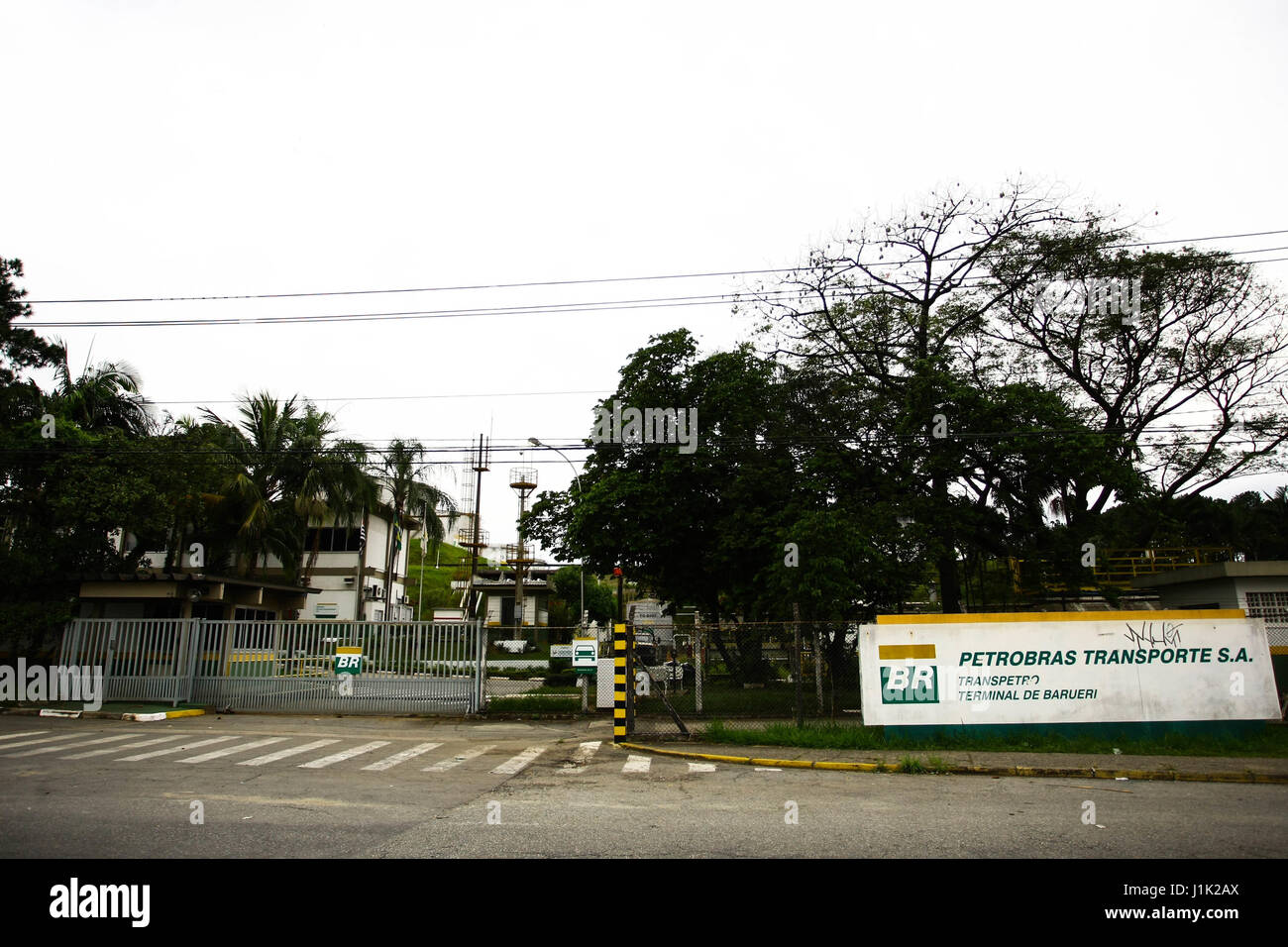 Barueri, Brasilien. 21. April 2017. Petrobras kündigte an, dass es von diesem Freitag (21) den Preis von Benzin um 2,2 % auf Seite steigen © Tag und Diesel um 4,3 % in den Raffinerien. Bereits in CombustÃveis Stationen, um die £ Entscheidung über die Übertragung der Preços Â © Händler. Bildnachweis: Aloisio Mauricio/FotoArena/Alamy Live-Nachrichten Stockfoto