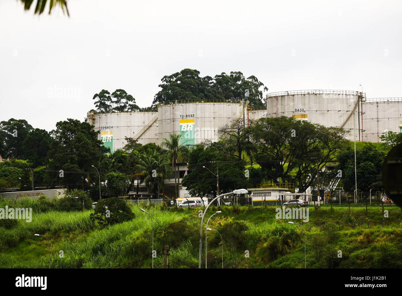 Barueri, Brasilien. 21. April 2017. Petrobras kündigte an, dass es von diesem Freitag (21) den Preis von Benzin um 2,2 % auf Seite steigen © Tag und Diesel um 4,3 % in den Raffinerien. Bereits in CombustÃveis Stationen, um die £ Entscheidung über die Übertragung der Preços Â © Händler. Bildnachweis: Aloisio Mauricio/FotoArena/Alamy Live-Nachrichten Stockfoto