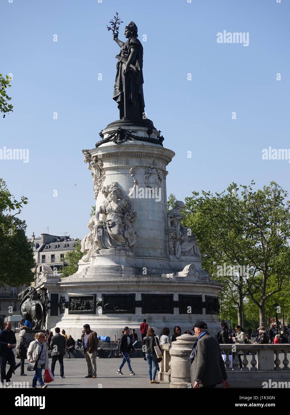 Paris, Frankreich, 21. April 2017. Trotz der Tragödie auf der Champs Élysée letzte Nacht, und schwere Terrorgefahr viele Bewohner und Besucher auf der Place De La République heute Nachmittag versammelten. Bildnachweis: Cecile Marion/Alamy Live-Nachrichten Stockfoto