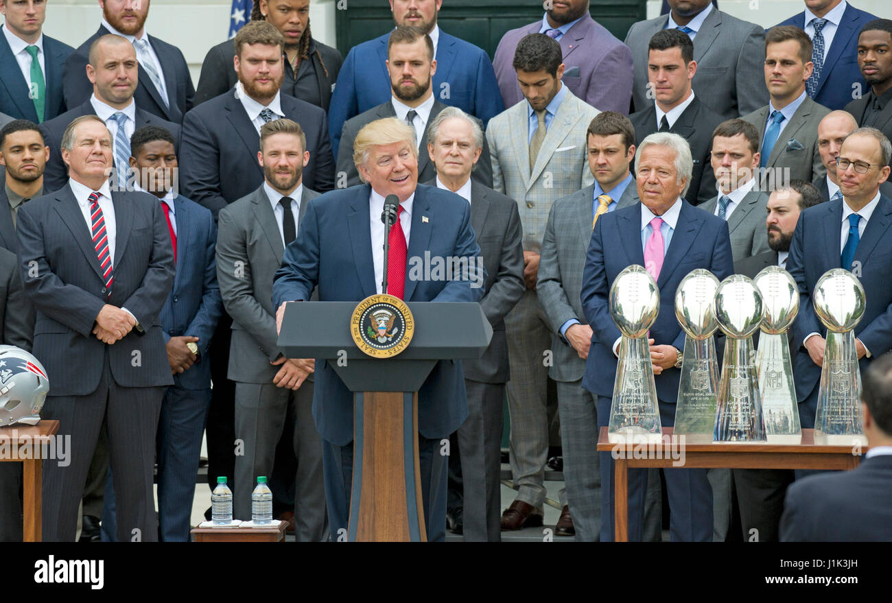 Washington, uns. 19. April 2017. Cheftrainer der New England Patriots Bill Belichick, links und Inhaber Robert Kraft, Mitte rechts, und sein Sohn Jonathan Kraft, richtig, hören Sie, wie US-Präsident Donald J. Trump, Mitte links, Super Bowl-Champion New England Patriots, South Lawn von White House in Washington, DC auf Montag, 19. April 2917 begrüßt. Bildnachweis: Ron Sachs/CNP (Einschränkung: NO New York oder New Jersey Zeitungen oder Zeitschriften in einem Umkreis von 75 Meilen von New York City)-kein Draht-SERVICE - Foto: Ron Sachs/Consolidated/Dpa/Alamy Live News Stockfoto