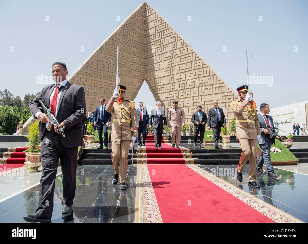 US-Verteidigungsminister James Mattis, geht nach links, mit ägyptischen Generalmajor Ayman Abdel Hamid Amer, Kommandeur der militärischen Zona während einer Kranzniederlegung zu Ehren das Denkmal des unbekannten Soldaten 20. April 2017 in Kairo, Ägypten. Stockfoto