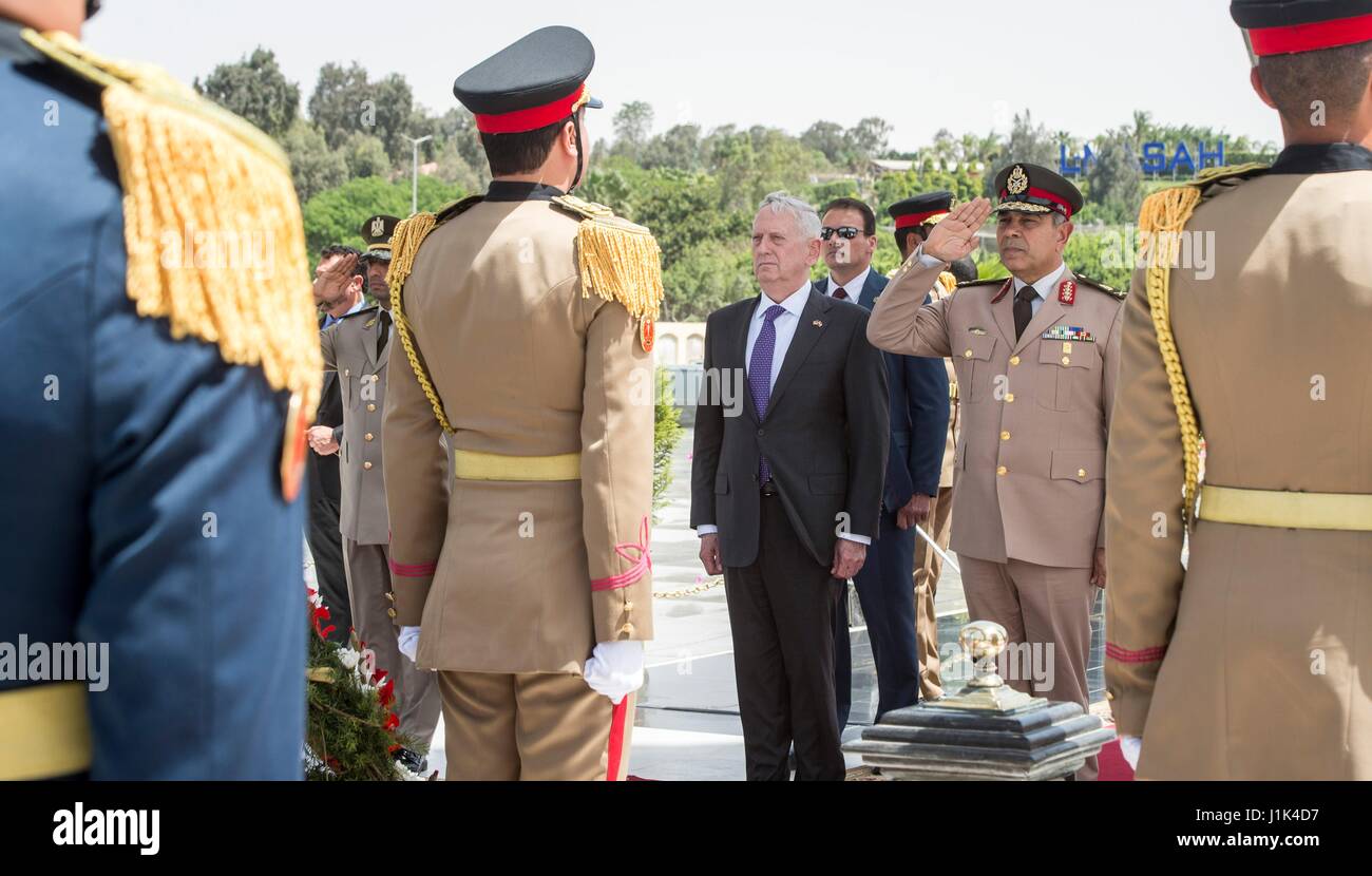 US-Verteidigungsminister James Mattis, steht links, mit ägyptischen Generalmajor Ayman Abdel Hamid Amer, Kommandeur der militärischen Zona während einer Kranzniederlegung zu Ehren das Denkmal des unbekannten Soldaten 20. April 2017 in Kairo, Ägypten. Stockfoto