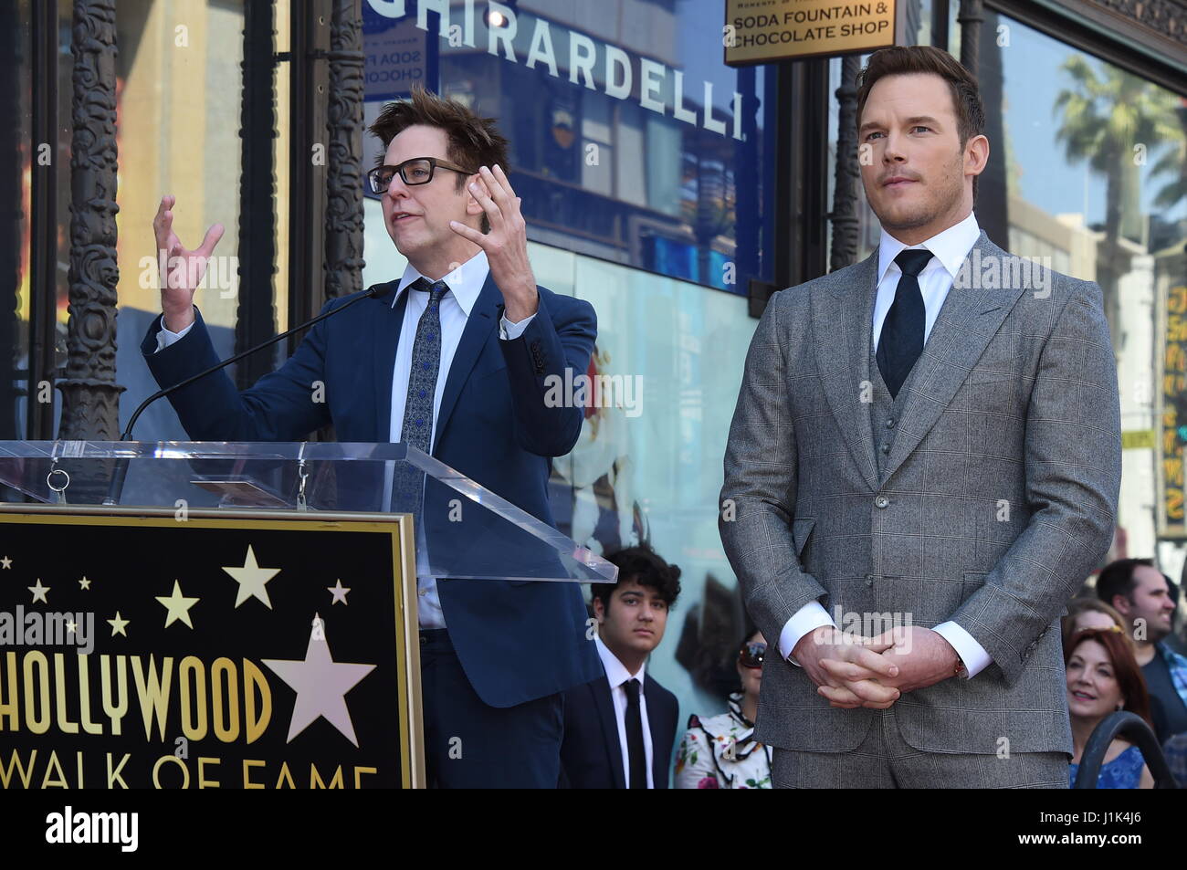 LA, Kalifornien, USA. 21. April 2017.  Regisseur James Gunn mit Chris Pratt Chris Pratt wird geehrt mit A Stern auf dem Hollywood Walk Of Fame, Los Angeles, USA - 21, April 2017 vor der El Capitan Theatre am Hollywood Boulevard Foto © Jim Smeal/Alamy Live News Stockfoto